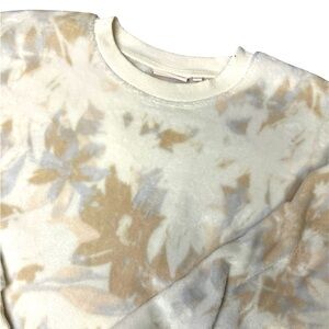 SO White Gold/Silver Floral Faux Fur Crew Neck‎ Sweatshirt Size M